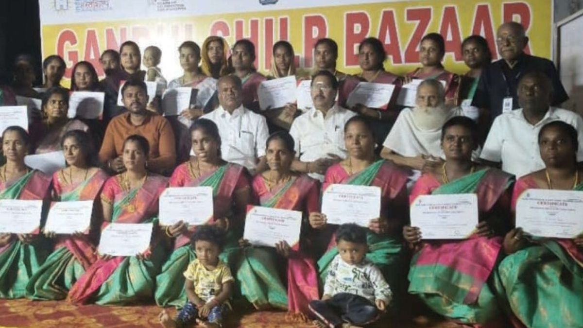 ‘காந்தி சில்ப் பஜார்’ கண்காட்சியில் பயிற்சி பெற்ற பெண்களுக்கு எம்.எல்.ஏ. பூமிநாதன் சான்றிதழ்!