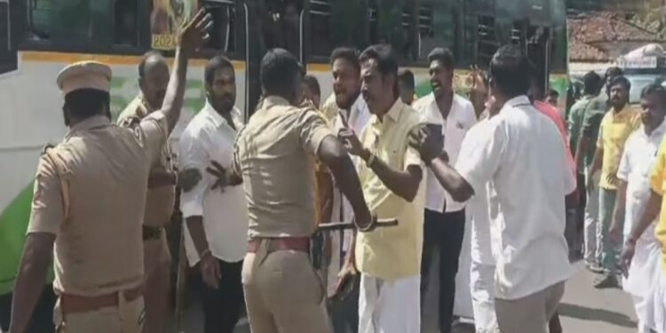 பாமக இருதரப்பு நிர்வாகிகள் மோதல் – அருள் MLA-வை தாக்க முயற்சி
