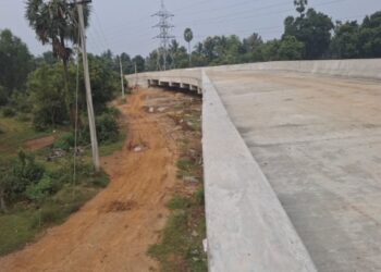 யாருமே போகாத இடத்துல யாருக்கு பாலம்? – கேள்வியெழுப்பும் பொதுமக்கள்