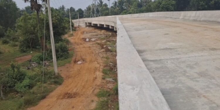 யாருமே போகாத இடத்துல யாருக்கு பாலம்? – கேள்வியெழுப்பும் பொதுமக்கள்