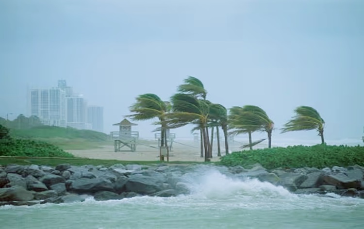 சென்னைக்கு 500 கிலோமீட்டர் தூரத்தில் புயல் – ரெட் அலெர்ட் 3 நாள் கனமழை