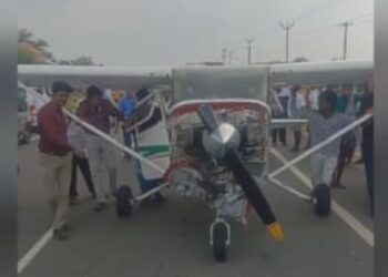 புதுக்கோட்டை நடுரோட்டில் தரையிறங்கிய குட்டி விமானம்