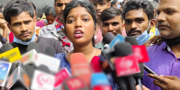 ‘க்ளீன் கரோ’ கோஷம்… திருப்பூரில் வடமாநில தொழிலாளர்களின் திடீர் மறியல் !