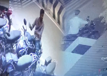 மயிலாடுதுறையில் காவல்நிலையம் மக்கள் நடமாட்ட கடைவீதி பகுதியில் பட்டப்பகலில் வாகனத்தை பூட்டை உடைத்த இளைஞர்CCTV