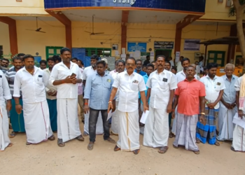 சீர்காழியில் இறந்தவர்களின்பெயரில் போலியா ஆதார்கார்டு தயார்செய்து வீட்டுமனை பத்திரப்பதிவு சார்பதிவாளர் அலுவலகம் முன்பு ஆர்ப்பாட்டம்