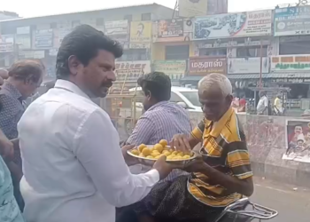 DMK-வின் துணை பொதுச்செயலாளராக பொன்முடி அறிவிக்கபட்டதை தொடர்ந்து அவரது ஆதரவாளர்கள் கொண்டாடினர்