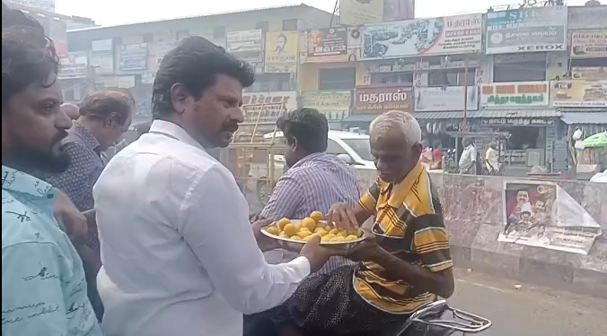 DMK-வின் துணை பொதுச்செயலாளராக பொன்முடி அறிவிக்கபட்டதை தொடர்ந்து அவரது ஆதரவாளர்கள் கொண்டாடினர்