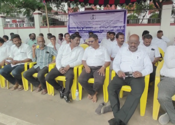 மயிலாடுதுறை வழக்கறிஞர் சங்கத் தலைவர் வீட்டை அடித்து சேதப்படுத்திய நபர்கள் மீது நடவடிக்கை எடுக்காத காவல்துறை