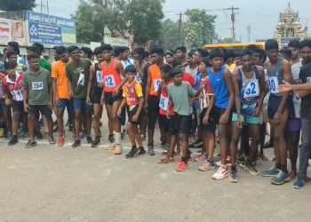 திருவாரூரில் அறிஞர் அண்ணா நெடுந்தூர ஓட்ட போட்டியை நகர மன்ற தலைவர் புவனப்பிரியா கொடியசைத்து தொடங்கி வைத்தார்