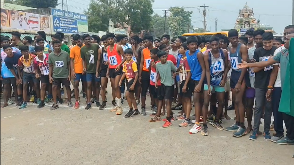 திருவாரூரில் அறிஞர் அண்ணா நெடுந்தூர ஓட்ட போட்டியை நகர மன்ற தலைவர் புவனப்பிரியா கொடியசைத்து தொடங்கி வைத்தார்