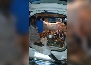 மயிலாடுதுறையில் சொகுசு காரில் மரவள்ளிக்கிழங்கு விற்பனை செய்த விவசாயி – வியப்பில் பொதுமக்கள்