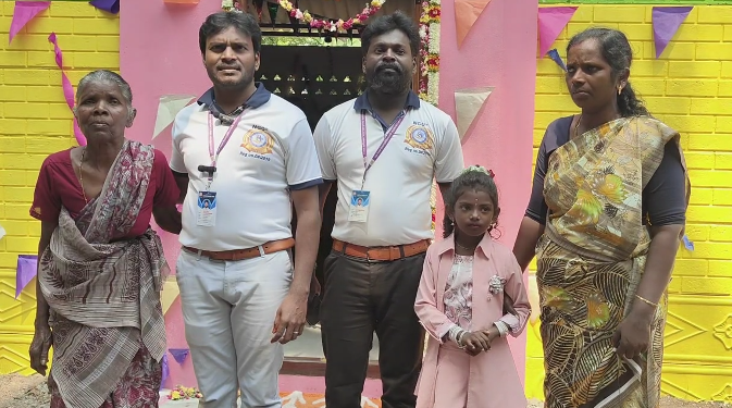 சீர்காழி காத்திருப்பு கிராமத்தில் மழை, காற்றால் இடிந்து சிதைந்த சிறிய குடிசையில் பேத்திகளுடன் பரிதவித்த மூதாட்டி