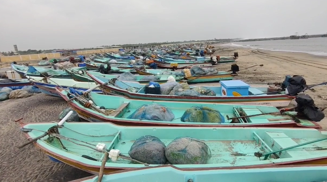 மயிலாடுதுறை மாவட்டம் தரங்கம்பாடியில் இருந்து மீன் பிடிக்க சென்ற 14 மீனவர்கள் இலங்கை கடற்படையாள் கைது