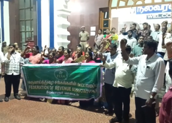 திருவாரூரில் வருவாய்துறை சங்கங்களின் கூட்டமைப்பு சார்பாக சிறப்பு வாக்காளர் பட்டியல் சீர்திருத்தப்பணி வலியுறுத்தி ஆர்ப்பாட்டம்