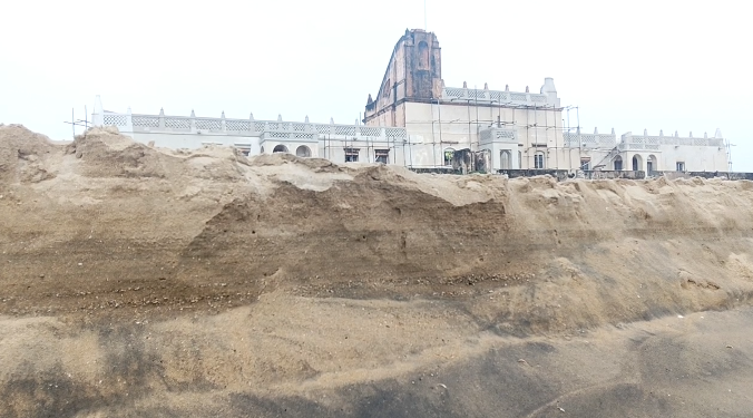 கனமழை மற்றும் கடல் சீற்றம் காரணமாக தரங்கம்பாடி டேனிஷ் கோட்டை பகுதியில் கடற்கரையில் மண் அரிப்பு