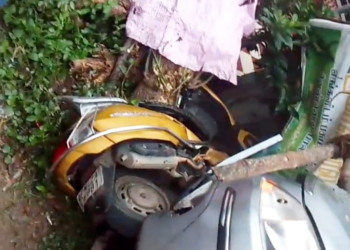 சாலையில் சென்ற கார் கட்டுப்பாட்டை இழந்து கடைகள் மீது மோதி விபத்து விபத்து குறித்த CCTVகாட்சி