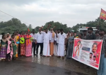 சீர்காழி அருகே குடிநீர் விநியோகம் செய்யக்கோரி த.வெ.க சாலையில் அமர்ந்து ஆர்ப்பாட்டம்