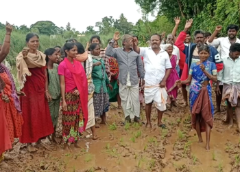 பூவாலை கிராமத்தில் சேறும் சகதியுமாக நடக்கவே முடியாமல் உள்ள சாலையில் மக்கள் சாலையில் நாற்றுநட்டு கண்டனபோராட்டம்