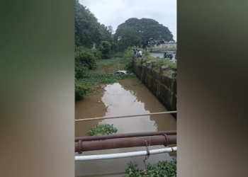 மகிமை ஆற்றில் கவிந்த சொகுசு கார் அதிர்ஷ்டவசமாக உயிர் சேதம் ஏற்படவில்லை தண்ணீரில் மிதக்கும் சொகுசு கார்