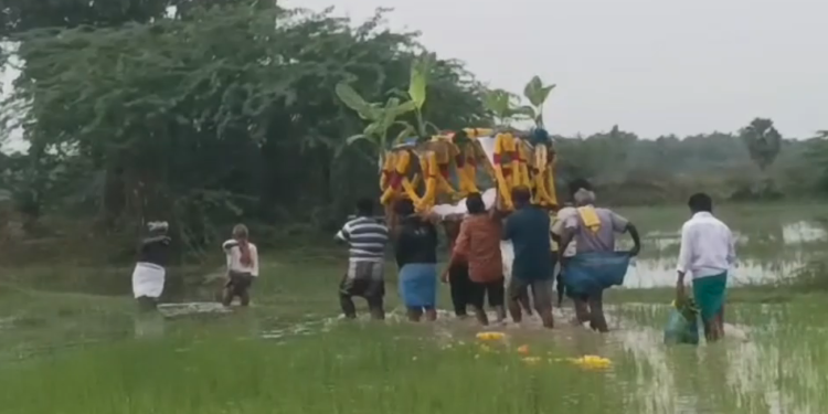 திருஞானசம்பந்தம்  கிராமத்தில் மயானத்திற்கு வழியில்லாமல் விளைநிலங்கள் வழியே கொண்டு செல்லும் அவலம்