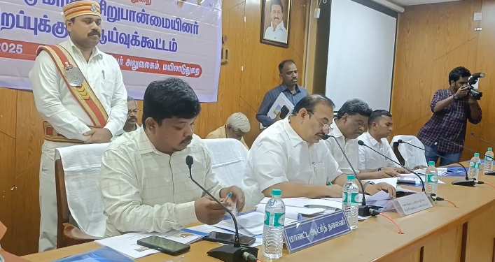 குடியிருந்து வரும் இடத்திற்கு பத்திரம் உள்ளது பட்டா எங்கே? சிறப்பு குழு ஆய்வு கூட்டத்தில் மனு நடவடிக்கை எடுக்க கோரிக்கை