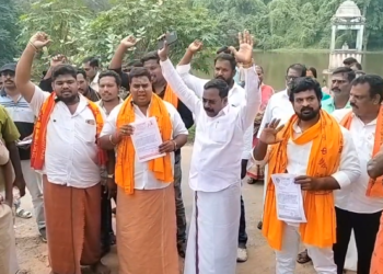 சோழர் காலத்தைச் சேர்ந்த1500ஆண்டுகள் பழமை வாய்ந்த சிவாலயங்கள் திருப்பணி தொடங்குவதில் தாமதம் சங்கு ஊதி முற்றுகையிட்டு போராட்டம்