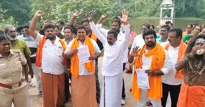 சோழர் காலத்தைச் சேர்ந்த1500ஆண்டுகள் பழமை வாய்ந்த சிவாலயங்கள் திருப்பணி தொடங்குவதில் தாமதம் சங்கு ஊதி முற்றுகையிட்டு போராட்டம்