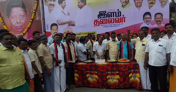 துணை முதல்வர் உதயநிதிஸ்டாலின் பிறந்தநாள் முன்னிட்டு திருக்கடையூரில் DMK-வினர் கேக்வெட்டி கொண்டாட்டம்