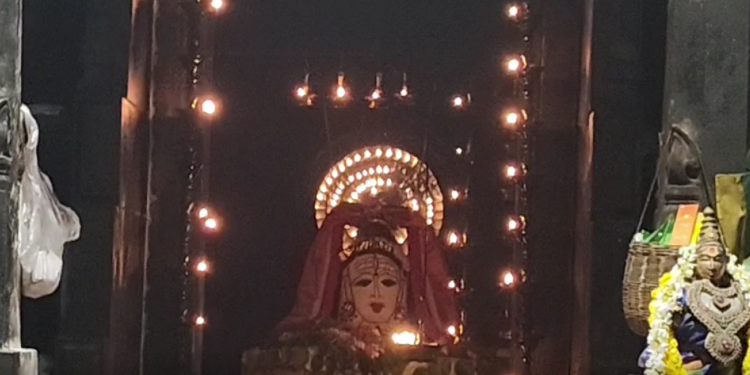 மாயூரநாதர் கோயில், காசி ஶ்ரீ விஸ்வநாதர் கோயில் அன்னாபிஷேகம் பக்தர்கள் தரிசனம்