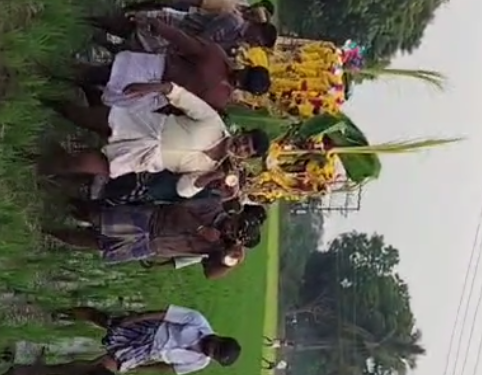 கொள்ளிடம் ஒன்றியத்திற்கு முத்துகிருஷ்ணாபுரம் என்ற கிராமத்தில் இறந்தவர்களின் சடலத்தை எடுத்துச்செல்வதற்கு வயல்களில் செல்ல வேண்டிய சூழ்நிலை