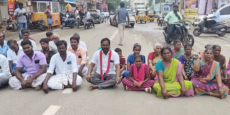 மயிலாடுதுறை தனியார் மருத்துவமனையில் தவறான சிகிச்சையால் உயிரிழந்த லட்சுமிகாந்தன் உறவினர்கள் சாலை மறியல்