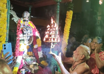 மாயூரநாதர் ஆலயத்தின் துலா உற்சவத்தின் முக்கிய நிகழ்ச்சியான மயிலம்மன் பூஜை அம்பிகை உருவம் கொண்டு சோடசதீபாரதனை