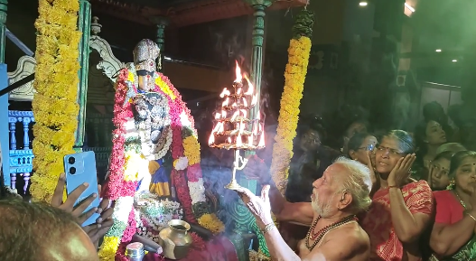 மாயூரநாதர் ஆலயத்தின் துலா உற்சவத்தின் முக்கிய நிகழ்ச்சியான மயிலம்மன் பூஜை அம்பிகை உருவம் கொண்டு சோடசதீபாரதனை