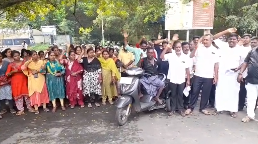 கிராம நிர்வாக உதவியாளர்கள் VAOபதவி உயர்வு பெற 10 ஆண்டுகளுக்கு பதில் 6 ஆண்டுகளாக குறைக்க வேண்டும் என வலியுறுத்தி சாலை மறியல்