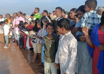 பெரியகாடு கடற்கரை கிராமத்தில் உலக மீனவர் தின கொண்டாட்டம் படகுகளை அர்ச்சித்து கடலுக்கு மலர் தூவி சிறப்பு பிரார்த்தனை