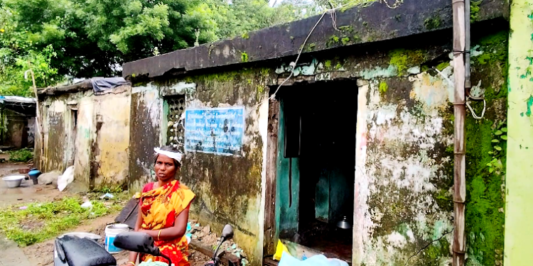 தொடர்ந்து பெய்து வரும் கனமழையின் காரணமாக மேலாளவந்தசேரி கிராமத்தில் தொகுப்பு வீட்டின் மேற்கூரை இடிந்து விழுந்து இருவர் காயம்