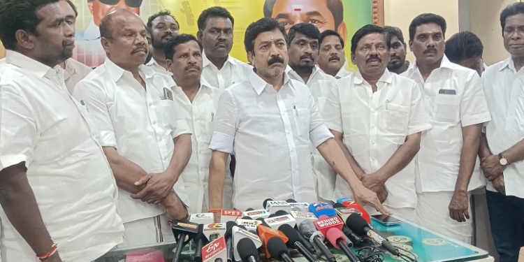 ADMK தலைமைகட்சி அலுவலகத்தில் முன்னாள் சட்டத்துறை அமைச்சரும் ADMK. C.Vசண்முகம் செய்தியாளர்களை சந்தித்து பேசினார்