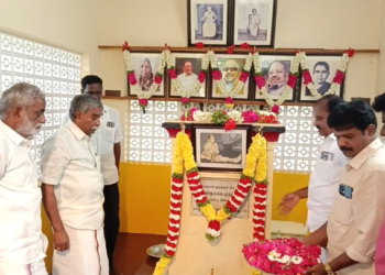 காட்டூர் கலைஞரின் தாயார் அஞ்சுகம் அம்மையார் நினைவிடத்தில் பூண்டி கலைவாணன் தலைமையில் மாலை மரியாதை