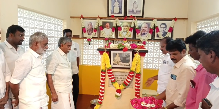 காட்டூர் கலைஞரின் தாயார் அஞ்சுகம் அம்மையார் நினைவிடத்தில் பூண்டி கலைவாணன் தலைமையில் மாலை மரியாதை