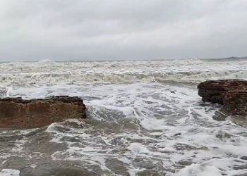 தரங்கம்பாடி கடற்கரையில் கடுமையான கடல் சீற்றம் 10அடிக்கு மேல் சீறிப்பாயும் கடல் அலை உணராமல் செல்லும் சுற்றுலா பயணிகள்