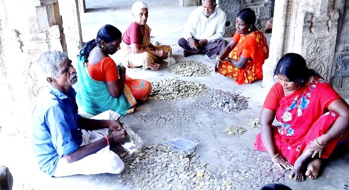 மன்னார்குடி ராஜகோபாலசுவாமி கோயில் வைர கிரீடம் திருப்பணி உண்டியல் எண்ணப்பட்டத்தில் ரூ13லட்சம் காணிக்கை