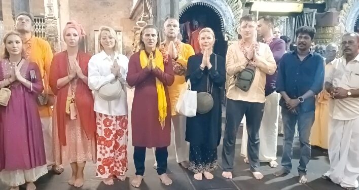 சீர்காழி புகழ்பெற்ற ஸ்தலமான வைத்தீஸ்வரன்கோயிலில் ரஷ்யா நாட்டினர் உலக நன்மை வேண்டி வழிபாடு