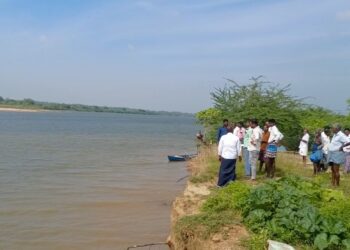 மயிலாடுதுறை கொள்ளிடம் ஆற்றில் மண்ணரிப்பால் படுகை கிராமங்கள் பாதிப்பு நடவடிக்கை எடுக்க மக்கள்கோரிக்கை