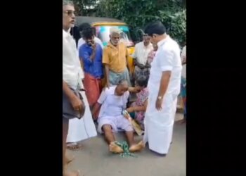 விபத்தில் சிக்கிய முதியவரை முதலுதவி செய்து மருத்துவமனைக்கு அனுப்பி வைத்த முன்னாள் அமைச்சர் காமராஜ்.