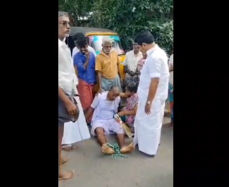 விபத்தில் சிக்கிய முதியவரை முதலுதவி செய்து மருத்துவமனைக்கு அனுப்பி வைத்த முன்னாள் அமைச்சர் காமராஜ்.