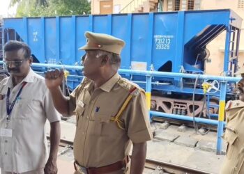 மயிலாடுதுறை ரயில் நிலையத்தில் ரயிலில் பாதுகாப்பாக பயணம் செய்வது குறித்து விழிப்புணர்வு