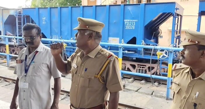 மயிலாடுதுறை ரயில் நிலையத்தில் ரயிலில் பாதுகாப்பாக பயணம் செய்வது குறித்து விழிப்புணர்வு