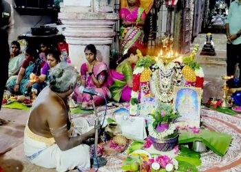 மன்னார்குடி மீனாட்சி சொக்கநாதர் கோவிலில் திருவிளக்கு பூஜை