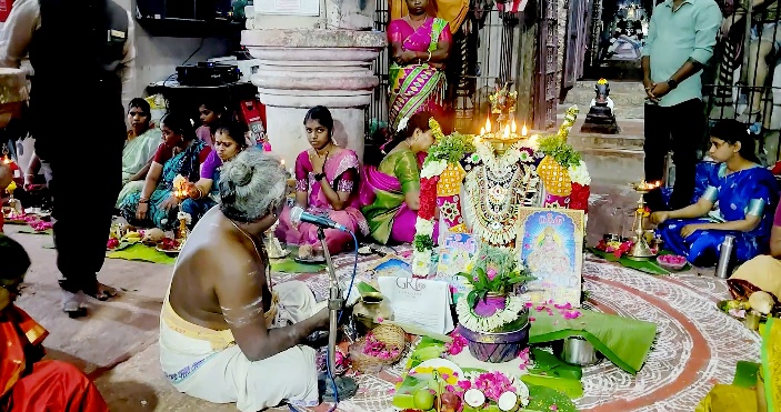 மன்னார்குடி மீனாட்சி சொக்கநாதர் கோவிலில் திருவிளக்கு பூஜை