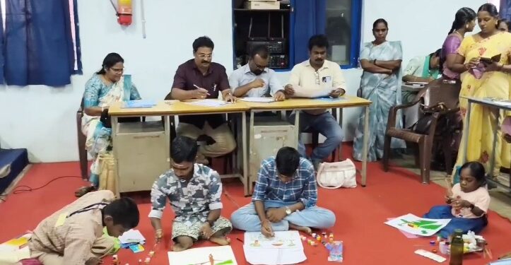 மயிலாடுதுறையில் மாவட்ட அளவிலான மாற்றுத்திறனாளிகளுக்கான ஓவிய போட்டி